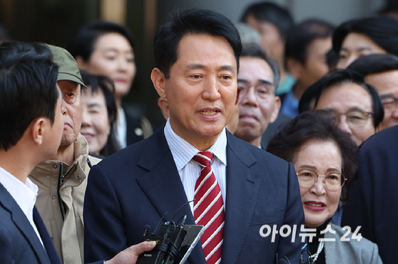 명태균 여론조사비 대납 의혹으로 재판에 넘겨진 오세훈 서울시장이 23일 오후 서울 서초구 서울고등법원에서 열린 정치자금법 위반 혐의 항소심 선고기일에서 무죄 판결을 받고 관련 입장을 밝히고 있다. [사진=곽영래 기자]
