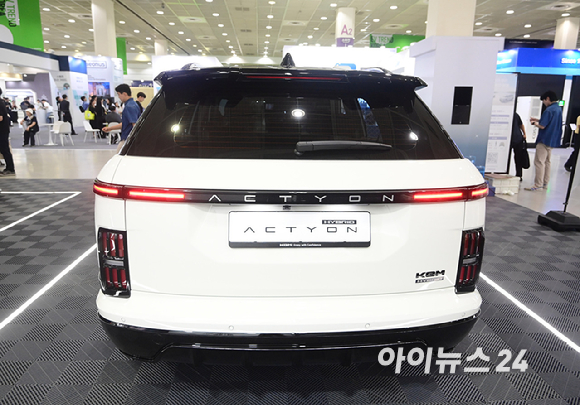 'EV 트렌드 코리아 2026'이 25일 서울 강남구 코엑스에서 열렸다. KG모빌리티(KGM) 부스에 무쏘 EV, 토레스 EVX, 액티언 하이브리드 등 친환경 전동화 모델 3종이 전시되고 있다. [사진=정소희 기자]