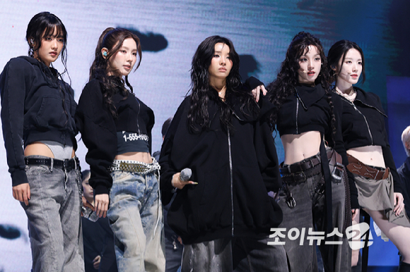 그룹 아이들이 6일 오후 서울 광진구 광장동 예스24라이브홀에서 진행된 아이들(i-dle) 아홉 번째 미니 앨범 '위 메이드'(We made) 발매 기념 쇼케이스에 참석해 열띤 무대를 펼치고 있다. [사진=문수지 기자]