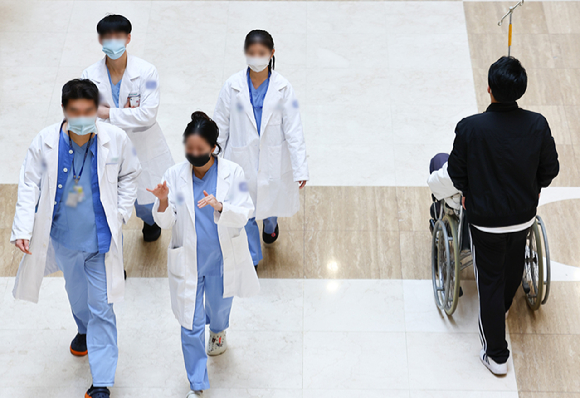 지난 8일 오후 서울 시내 한 대학병원에서 근무 중인 의사들. [사진=뉴시스]