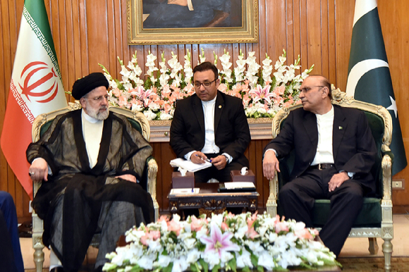 에브라힘 라이시(왼쪽) 이란 대통령이 22일(현지시각) 파키스탄 이슬라마바드의 대통령 관저에서 아시프 알리 자르다리 파키스탄 대통령과 회담하고 있다. [사진=뉴시스]