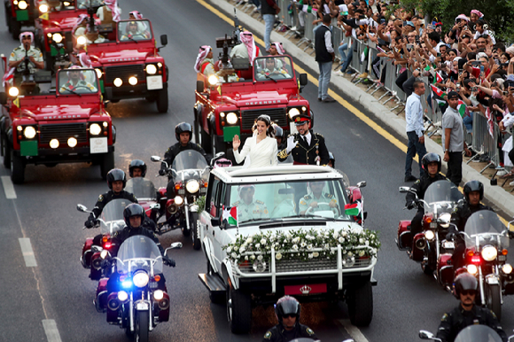 1일(현지시간) 오후 암만의 자흐란 궁전에서 결혼식을 마친 요르단의 후세인 왕세자와 사우디 아라비아의 신부 알사이프의 카 퍼레이드를 벌이고 있다. [사진=뉴시스]