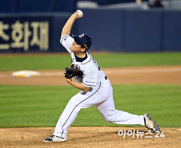 2일 오후 서울 잠실야구장에서 '2021 신한은행 SOL KBO리그' 키움 히어로즈와 두산 베어스의 와일드카드 결정전 2차전이 진행됐다. 두산 권휘가 8회초 투구하고 있다.