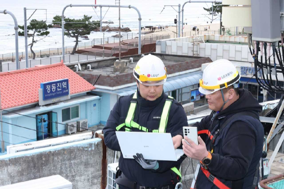 LG유플러스 임직원들이 강원 강릉시 정동진 인근에서 네트워크 장비를 점검하고 있는 모습. [사진=LGU+]