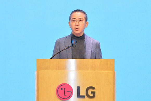 LG에너지솔루션 제3기 정기주주총회에서 LG에너지솔루션 CEO 권영수 부회장이 인사말을 하고 있다. [사진=LG에너지솔루션]