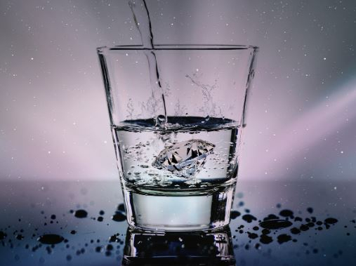 '하루에 물은 2ℓ는 마셔야 건강하다'는 말은 맞는 말일까?. [사진=픽사베이]