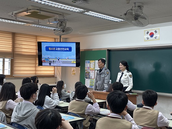 파주경찰서 직원이 학생들을 대상으로 교통안전 및 학교 폭력 예방을 위한 콜라보 안전교육을 진행하고 있다. [사진=파주경찰서]