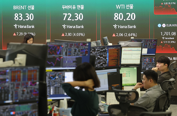 14일 서울 중구 하나은행 딜링룸에 국제유가가 표시되고 있다. [사진=연합뉴스]