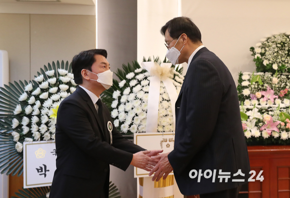 이창용 한국은행 총재 후보자가 20일 오후 서울 종로구 서울대병원 장례식장에 마련된 안철수 제20대 대통령직인수위원장 부친의 빈소를 찾아 조문을 하고 있다. [사진=인수위 사진기자단]