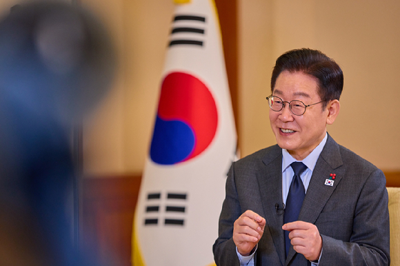 이재명 대통령이 한일 정상회담을 하루 앞둔 12일 청와대에서 일본 NHK와 인터뷰를 하고 있다. 2026.1.12 [사진=연합뉴스]