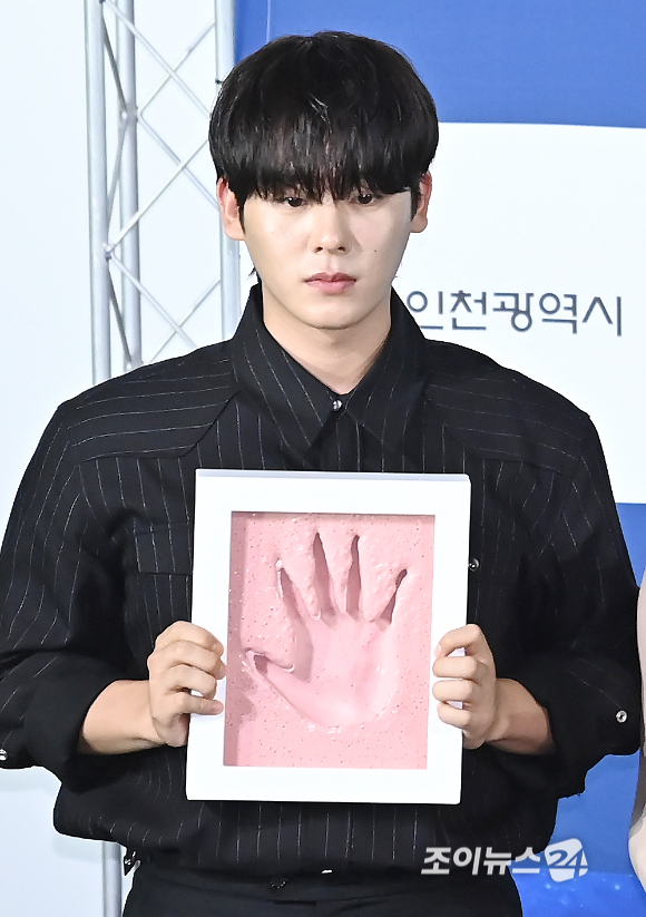 배우 이정하가 25일 오전 서울 영등포구 CGV 여의도에서 열린 청룡시리즈어워즈 핸드프린팅 행사에서 포토타임을 갖고 있다. [사진=곽영래 기자]