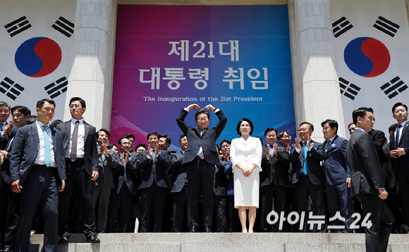 이재명 대통령 내외가 4일 오전 서울 여의도 국회 로텐더홀에서 취임 선서를 마치고 나와 잔디광장에 모인 시민들을 향해 하트를 만들어 보이고 있다. [사진=국회시잔취재단]