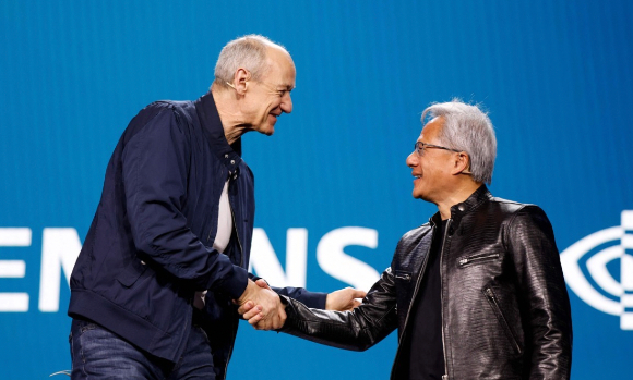 롤란트 부시 지멘스 최고경영자(CEO&middot;왼쪽)와 젠슨 황 엔비디아 CEO가 6일(현지시간) 미국 라스베이거스에서 열린 가전&middot;정보기술(IT) 전시회 'CES 2026' 무대에서 악수하고 있다. [사진=연합뉴스]