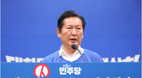 더불어민주당 정청래 총괄상임선거대책위원장이 6&middot;3 지방선거와 재보선 본투표 하루 전인 2일 서울 여의도 국회에서 대국민 투표를 호소 기자회견을 하고 있다. [사진=연합뉴스]