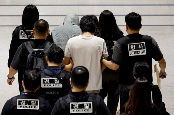 지난 20일(현지시간) 캄보디아에서 범죄조직에 납치돼 피살당한 한국인 대학생 박모 씨의 공동부검이 열리는 캄보디아 프놈펜 턱틀라사원에 안치실 앞에 현지 경찰들이 오가고 있다. [사진=연합뉴스]