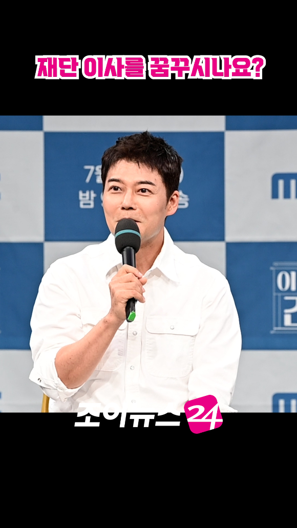 방송인 전현무가 지난 21일 오후 서울 마포구 상암동 MBC에서 열린 MBC 새 교양프로그램 '이유 있는 건축-공간 여행자' 제작발표회에 참석해 소감을 말하고 있다. [사진=문수지 기자]