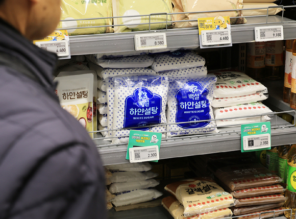 서울 시내 한 대형마트에 설탕 등 당류가 진열돼 있다. [사진=연합뉴스]
