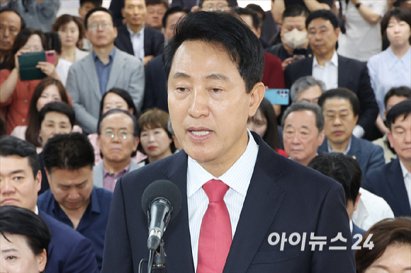 국민의힘 오세훈 서울시장 후보가 제9회 전국동시지방선거일 다음날인 4일 서울 종로구 대왕빌딩에 마련된 선거사무소에서 발언하고 있다. [사진=곽영래 기자]