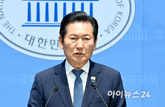 정청래 더불어민주당 전 대표가 13일 서울 여의도 국회 소통관에서 당대표 연임 도전 기자회견을 하고 있다. [사진=곽영래 기자]