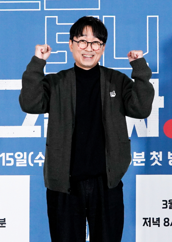 영화감독 장항준이 15일 온라인으로 진행된 JTBC '듣고, 보니, 그럴싸' 제작발표회에 참석해 포즈를 취하고 있다. [사진=JTBC]