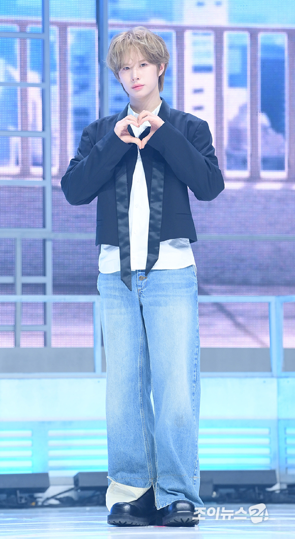 그룹 투어스 경민이 27일 오후 서울 광진구 광장동 예스24라이브홀에서 열린 투어스(TWS) 미니 5집 'NO TRAGEDY' 발매 기념 쇼케이스에서 참석하고 있다. [사진=정소희 기자]