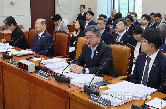 윤호중 행정안전부 장관이 6일 서울 여의도 국회에서 열린 행정안전위원회의 행안부 등에 대한 국정감사에서 의원 질의에 답하고 있다. [사진=곽영래 기자]