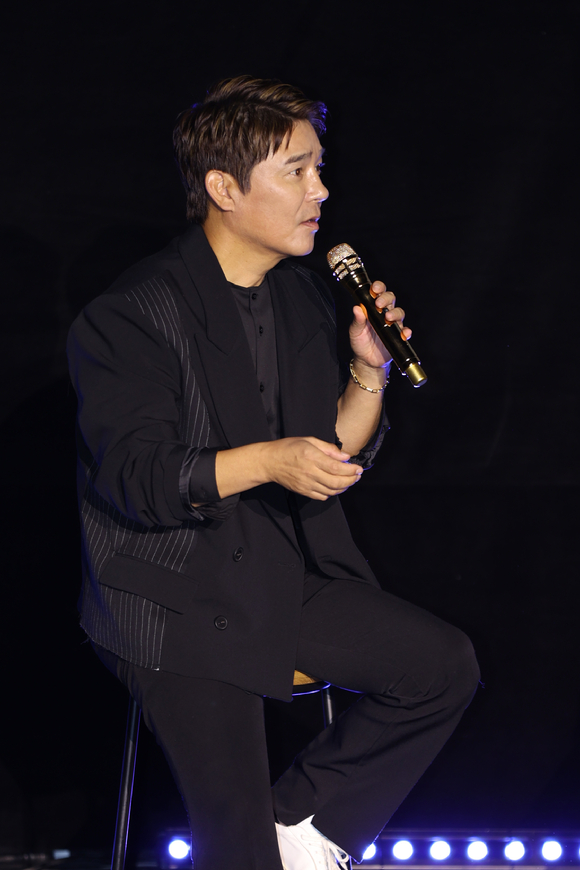 가수 임창정이 1일 오후 열린 서울 영등포 CGV 스타리움관에서 정규 17집 발매 기념 쇼케이스에서 새 앨범을 소개하고 있다. [사진=: YES IM 엔터테인먼트]