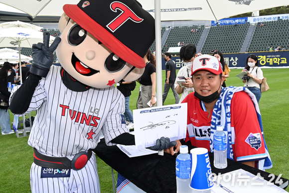 16일 오후 서울 잠실야구장에서 '2022 신한은행 SOL KBO 올스타전' 드림 올스타와 나눔 올스타의 경기가 열렸다. KIA 황대인이 LG 마스코트에게 사인을 해준 후 기념촬영을 하고 있다. [사진=김성진 기자]