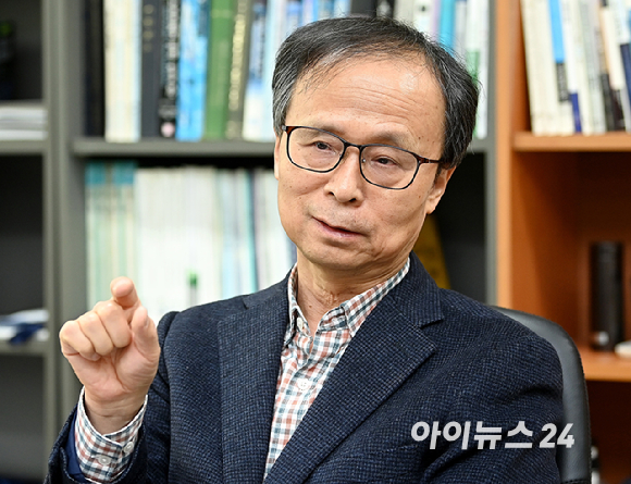 김용석 가천대 반도체대학 석좌교수가 9일 경기 성남시 가천대학교에서 아이뉴스24와 인터뷰를 하고 있다.[사진=곽영래 기자]