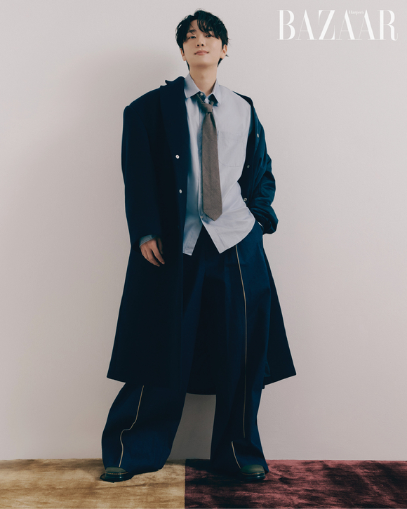 김연아 남편인 포레스텔라 고우림이 화보 촬영에서 포즈를 취하고 있다. [사진=하퍼스 바자]