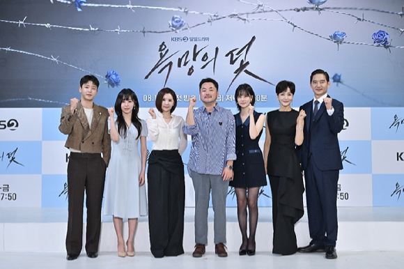 배우 장서희 전혜원이 10일 KBS 2TV 새 일일드라마 '욕망의 덫' 온라인 제작발표회에서 포즈를 취하고 있다. [사진=KBS]