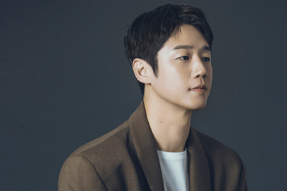 '언젠가는 슬기로울 전공의 생활'에 출연한 배우 정준원이 인터뷰에 앞서 사진촬영을 하고 있다. [사진=에일리언컴퍼니]