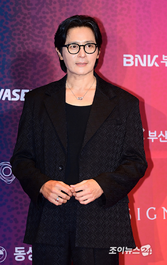 배우 장동건이 18일 오후 부산광역시 시그니엘 그랜드볼룸에서 열린 제33회 부일영화상에 시상식에 참석하고 있다. [사진=정소희 기자]