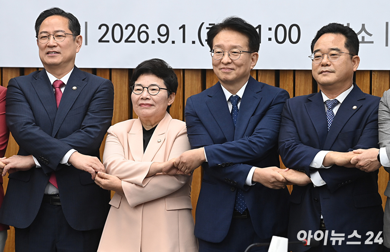 더불어민주당 권칠승 정책위의장과 국민의힘 임이자 정책위의장 등 참석자들이 1일 서울 여의도 국회에서 열린 더불어민주당&ndash;국민의힘 정책위원회 연석회의에서 기념촬영을 하고 있다. [사진=곽영래 기자]