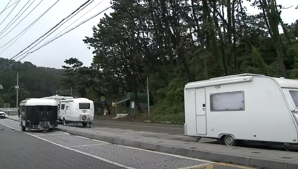 지난 22일 KBS의 보도에 따르면 알박기 텐트와 달리 알박기 캠핑카, 카라반은 단속이 사실상 불가능해 근본적인 문제 해결에는 골머리를 앓고 있다. [사진=KBS]