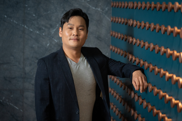 이상용 감독이 영화 '범죄도시2' 인터뷰에 앞서 포즈를 취하고 있다. [사진=ABO엔터테인먼트]