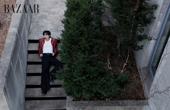 배우 김성철이 화보 촬영에서 포즈를 취하고 있다. [사진=하퍼스 바자]