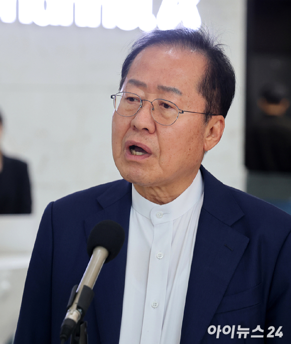 지난달 25일 오후 종로 동아미디어센터 1층 로비에서 국민의힘 대선 2차 경선 진출자인 홍준표 후보가 사전 인터뷰를 하고 있다. [사진=국회사진취재단]