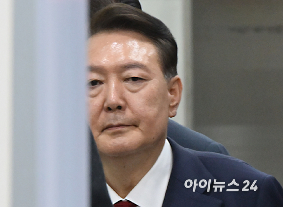 12.3 비상계엄 사태 관련 내란 혐의를 받는 윤석열 전 대통령이 9일 서울 서초구 서울중앙지방법원에서 구속 전 피의자 심문(영장실질심사)을 마치고 대기 장소인 서울구치소로 이동하고 있다. [사진=사진공동취재단]