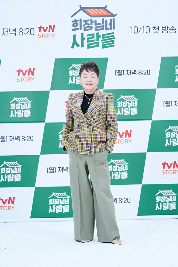 tvN STORY '회장님네 사람들' 제작발표회가 6일 오후 온라인으로 진행돼 김수미가 포즈를 취하고 있다. [사진=tvN STORY]