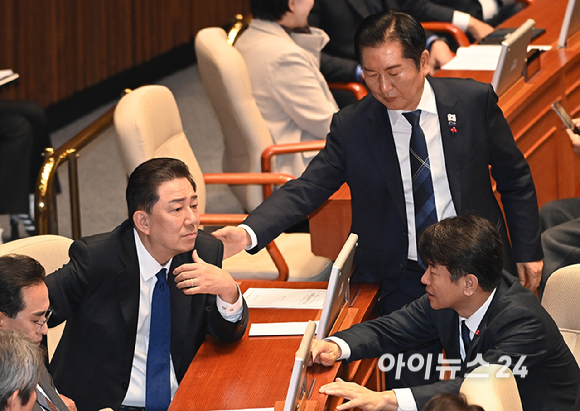 더불어민주당 정청래 대표와 김병기 원내대표가 9일 서울 여의도 국회에서 열린 제429회국회(정기회) 제16차 본회의에서 대화를 나누고 있다. [사진=곽영래 기자]