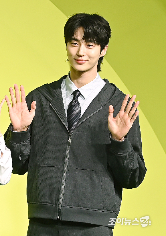 배우 변우석이 19일 오전 서울 종로구 JW 메리어트 동대문 스퀘어 서울에서 열린 넷플릭스 '유재석 캠프' 제작발표회에서 포즈를 취하고 있다. [사진=곽영래 기자]