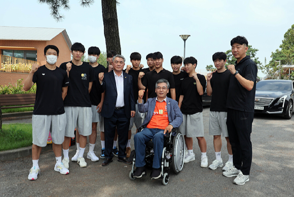 김금규 한국실업배구연맹회장이 지난 15일 송산고 배구부원을 만나 격려금 전달했다. 김 회장은 이날 이용운 화성시 의원과 함께 최근 학교측으로부터 해체 통보를 받은 송산고 배구부 학생들을 만났다. [사진=발리볼코리아닷컴]