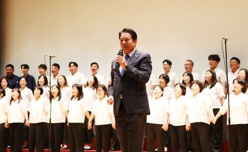 4일 시청 강당에서 열린 시 승격 50주년 기념식에서 최대호 경기 안양시장과 직원들이 합창을 하고 있다. [사진=안양시]