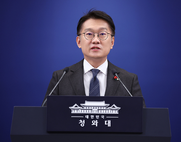 김남준 대변인이 24일 청와대 춘추관에서 이재명 대통령과 김혜경 여사의 희귀 질환 환우&middot;가족 현장 간담회 참석 관련 브리핑을 하고 있다. 2025.12.24 [사진=연합뉴스]