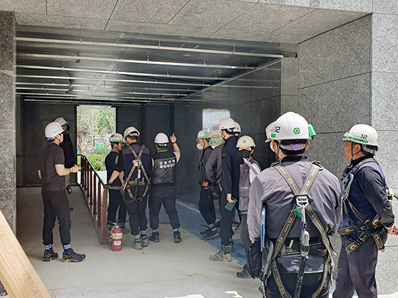 용인특례시는 올 하반기 입주를 앞둔 관내 공동주택단지의 시공 품질과 시설물 안전 상태 등을 확인하는 특별 점검을 실시했다. 사진은 고림 진덕지구 현장 점검 모습. [사진=용인특례시]