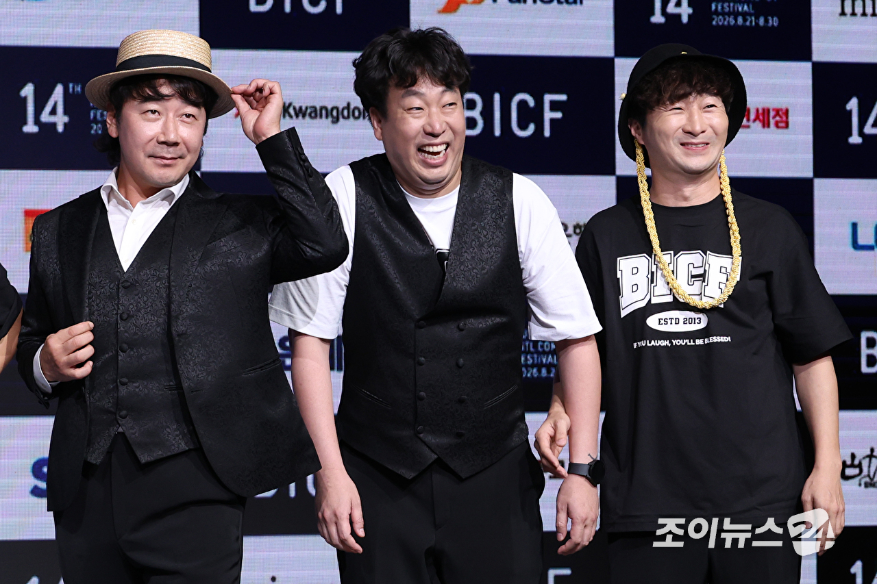 코미디언 신봉선, 이홍렬, 이재형, 정진욱, 한현민이 24일 오후 서울 마포구 상암동 쇼킹케이팝센터에서 열린 '제14회 부산국제코미디페스티벌(BICF)' 기자회견에 참석해 포즈를 취하고 있다. [사진=문수지 기자]