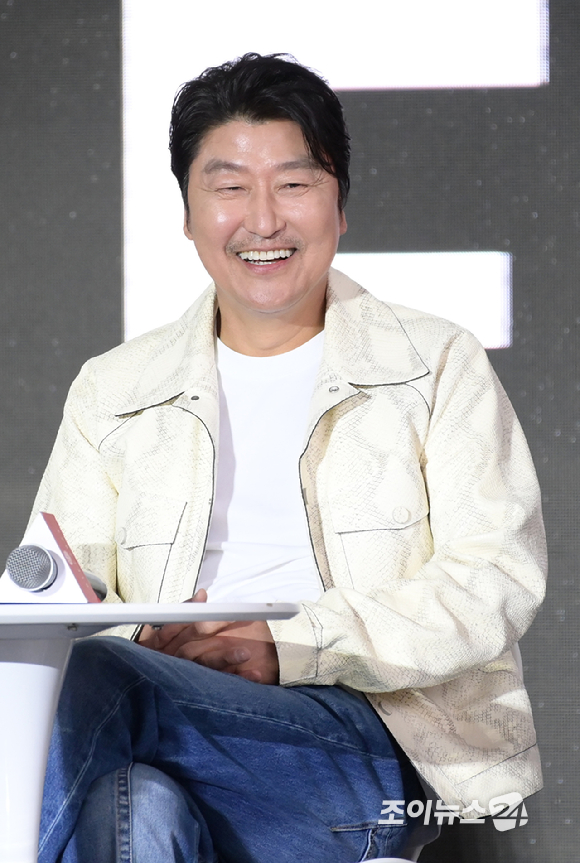 (왼쪽부터)김지운 감독-배우 송강호-임수정-오정세-박정수-전여빈-정수정이 7일 오후 부산광역시 해운대구 영화의전당에서 진행된 제28회 부산국제영화제 '거미집' 오픈토크에 참석하고 있다. [사진=정소희 기자]