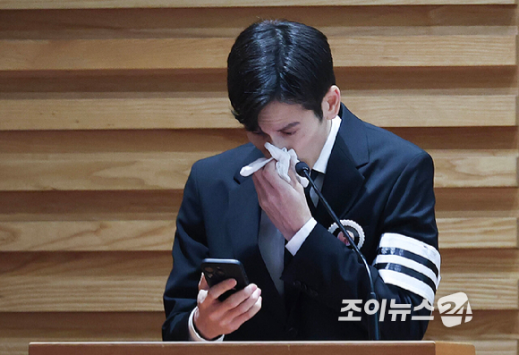 故 안성기 배우 추모 미사 및 영결식이 9일 오전 서울 중구 명동성당에서 엄수됐다. 배우 정우성이 추도사를 하고 있다. [사진=곽영래 기자]