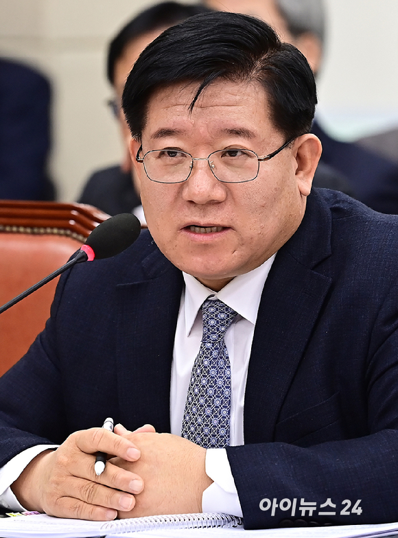 이호영 경찰청장 직무대행(차장)이 13일 서울 여의도 국회 행정안전위원회에 전체회의에서 질의에 답변하고 있다. [사진=곽영래 기자]